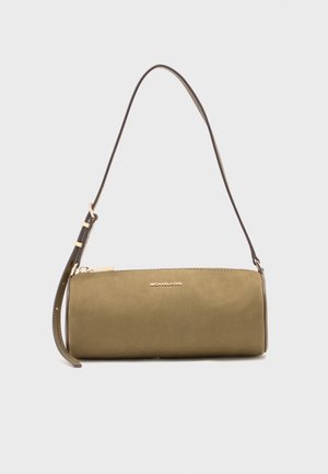 Sac à bandoulière cylindrique Michael Kors vert olive avec fermeture éclair dorée et bandoulière réglable sur fond clair.