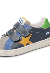 Blaue und graue Lederschuhe mit zwei Klettverschlüssen, gelbem Sternakzent, grünem Absatz und genähten Details; Gummisohle mit Perforationen.