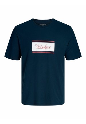 Granatowy t-shirt z krótkim rękawem z prostokątną białą i czerwoną naszywką z logo "Jack & Jones" na piersi.