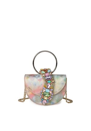 Pequeño bolso de mano de colores pastel con forma de media luna, adornado con grandes piedras preciosas multicolores y un asa circular dorada con cadena.