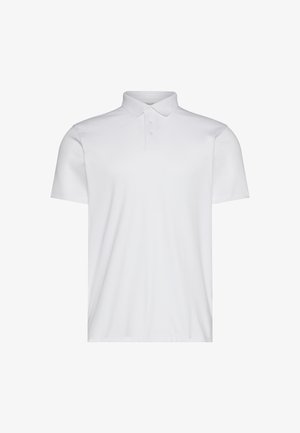 Λευκό πόλο μπλουζάκι με κοντά μανίκια, γιακά και τρεις κουμπίδες στη λαιμόκοψη. Ομαλή υφή χωρίς ορατά σχέδια ή λεπτομέρειες.