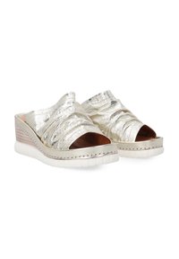 Metalen zilveren slippers met een getextureerde criss-cross bovenkant, open teen en een witte rubberen zool met een lichte wig.