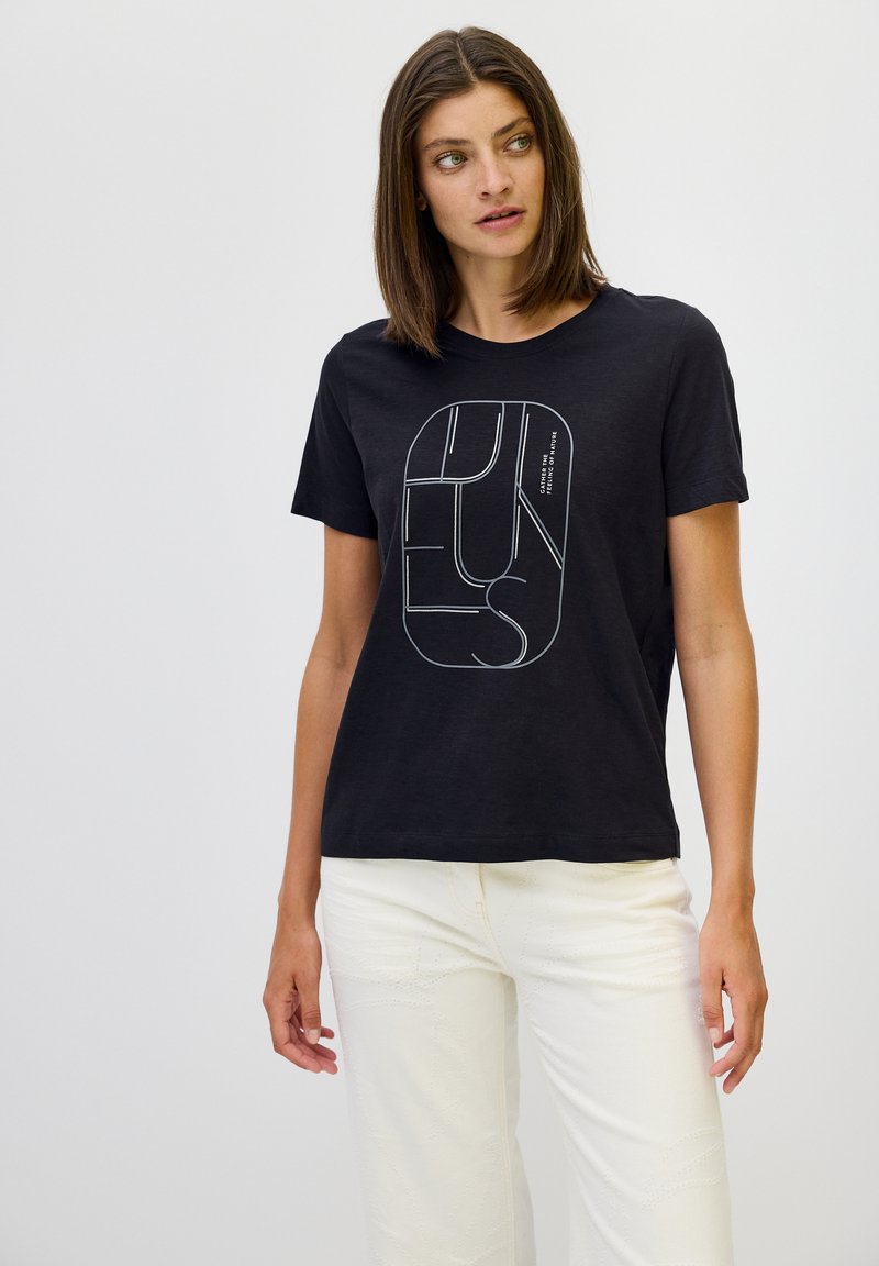 Svart bomulls t-shirt med ett geometriskt vitt grafiskt mönster på framsidan, med kort ärm och rund halsringning.