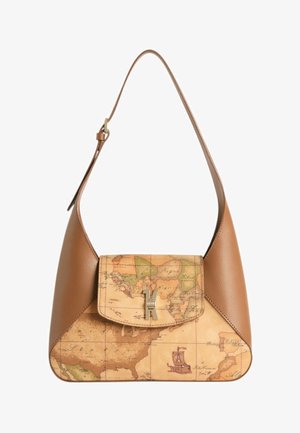 Borsa a tracolla in pelle marrone con stampa di mappa del mondo vintage e chiusura dorata sulla patta frontale, dotata di tracolla regolabile e pannelli laterali triangolari.