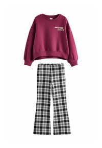 Bordowy sweatshirt z napisem "FANTASTYCZNE DNI", zestawiony z czarno-białymi spodniami w kratę z szerokimi nogawkami. Materiał bawełniany, luźny krój i ściągacze.