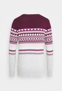 Langärmliger Pullover mit einem geometrischen Muster in Weinrot, Pink und Weiß auf einem grauen Hintergrund; weiche Strickstruktur und runder Halsausschnitt.