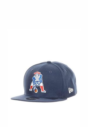Marineblaue Baseballkappe mit einem Vintage-Logo eines Footballspielers in Rot, Weiß und Blau, der sich zum Snappen des Balls duckt.