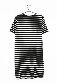 Schwarz-weiß gestreiftes kurzärmeliges Kleid mit horizontalen Streifen, das an einem schwarzen Kleiderbügel vor einem weißen Hintergrund hängt.