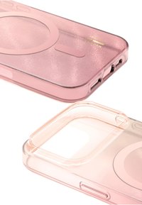 Gjennomsiktig rosa mobildeksel med glitrende tekstur, sirkulært utsnitt og åpninger for porter, som viser glatte kanter og et slankt design.
