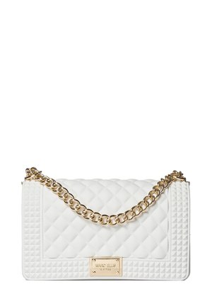 Borsa a tracolla bianca trapuntata con catena dorata, forma rettangolare, texture a quadrati embossata e un'etichetta metallica del brand sulla parte anteriore.