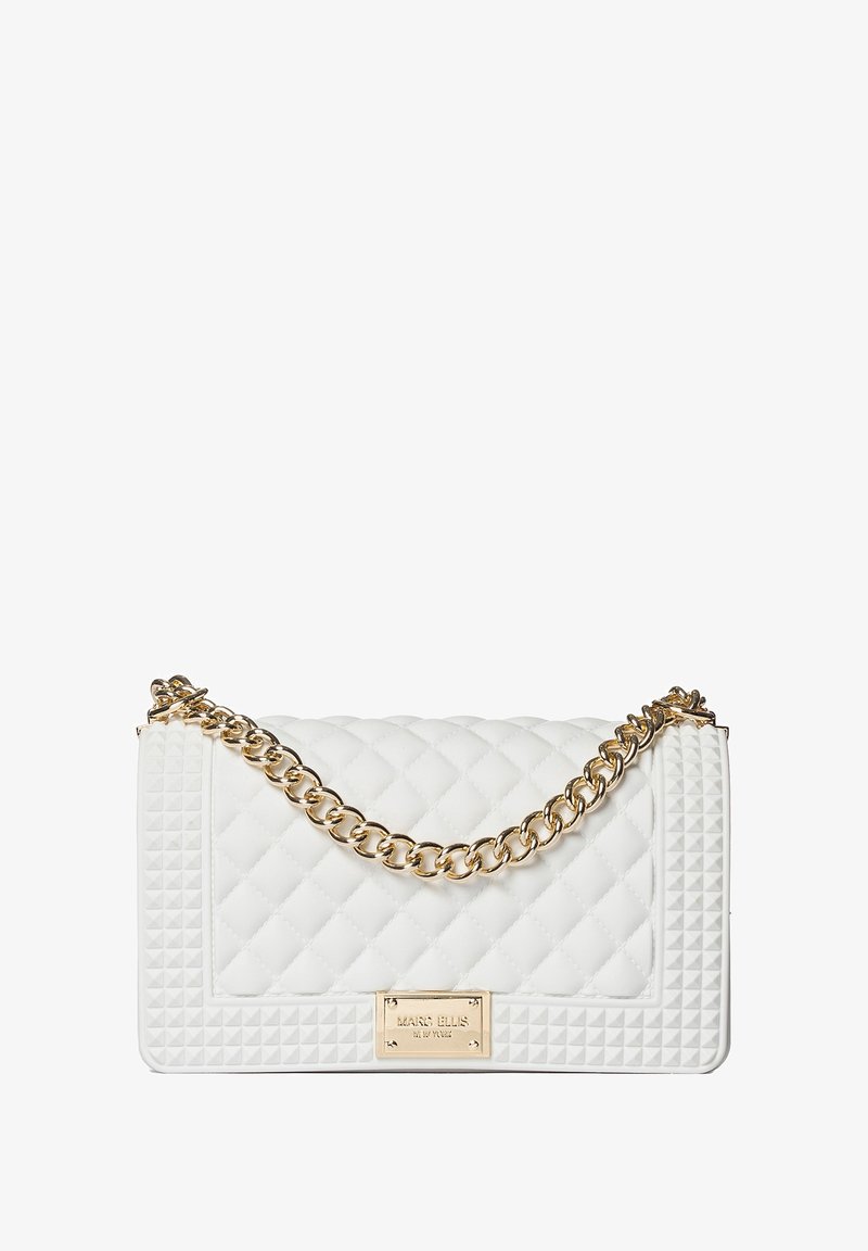 Borsa a tracolla bianca trapuntata con catena dorata, forma rettangolare, texture a quadrati embossata e un'etichetta metallica del brand sulla parte anteriore.