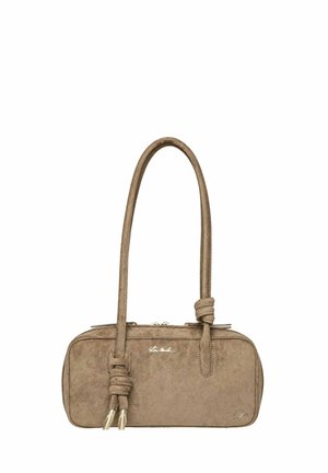Sac à main rectangulaire en suède taupe avec longues poignées nouées et fermeture éclair argentée, avec petits logos de marque argentés sur le devant.