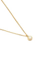 Goldkette mit einem runden Opal-Anhänger. Der Anhänger zeigt milchig-weiße und blaue Farbtöne, eingefasst in eine goldene Fassung. Die Kette hat kleine miteinander verbundene Glieder.