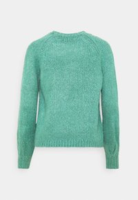 Gestrickter Pullover in Petrol mit gerippter Textur, Raglanärmeln und einem tiefen Rundhalsausschnitt, mit einer leicht taillierten Silhouette.