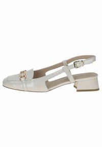 Helle beige Lackleder Slingback-Schuhe mit quadratischer Zehenform, niedrigem Blockabsatz und goldener Schnallenverzierung. Verfügt über ausgeschnittene Seiten und einen verstellbaren Riemen.