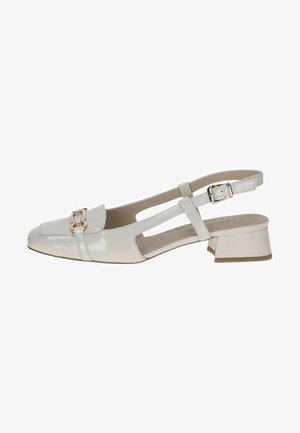 Vaaleanbeige lakattu slingback-kengä, jossa on neliömäinen varvas, matala block-korko ja kultainen solkiyksityiskohta. Kengässä on leikattuja sivuja ja säädettävä hihna.
