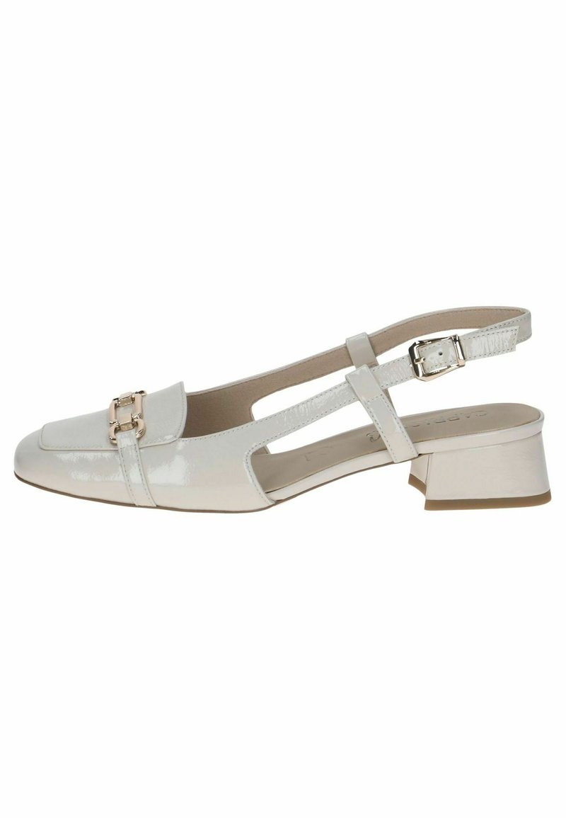 Helle beige Lackleder Slingback-Schuhe mit quadratischer Zehenform, niedrigem Blockabsatz und goldener Schnallenverzierung. Verfügt über ausgeschnittene Seiten und einen verstellbaren Riemen.