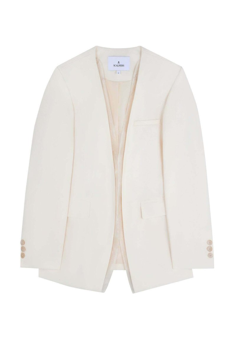 Blazer color crema hecho de tela suave, con cierre de un solo botón, solapas notch, dos bolsillos frontales y puños con cuatro botones.