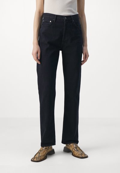 Mørkeblå denimjeans med rett ben-design, fem lommer og høy midje. Stoffet har en jevn tekstur og minimal detaljering.