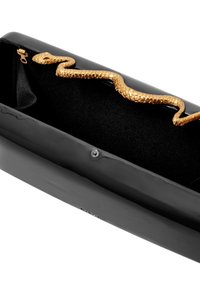 Czarna prostokątna kopertówka z złotym zapięciem w kształcie węża na górnej krawędzi, otwarta, ukazująca czarną tkaninową wnętrze.