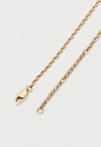 Δύο περιελιγμένες χρυσές αλυσίδες με ένα κούμπωμα με μοχλό σε σχήμα αστακού και ένα κυκλικό δαχτυλίδι σε λευκό φόντο.