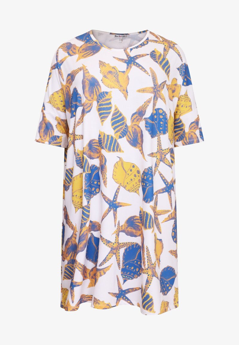 Robe ample à manches courtes avec encolure ronde présentant des motifs de coquillages et d'étoiles de mer bleu et jaune sur fond blanc.