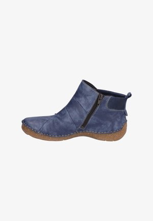 Botte de cheville en cuir bleu marine avec une finition texturée, fermeture éclair sur le côté et semelle en liège. Dotée de détails cousus et d'un bout arrondi.