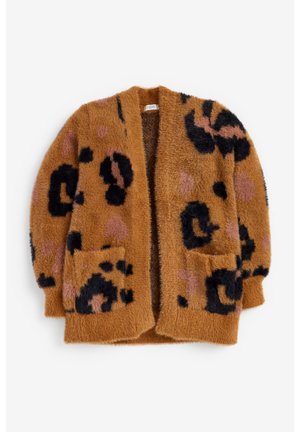 Cardigan marron duveteux à ouverture frontale avec imprimé léopard noir et rose et deux poches avant, étalé à plat sur un fond blanc.