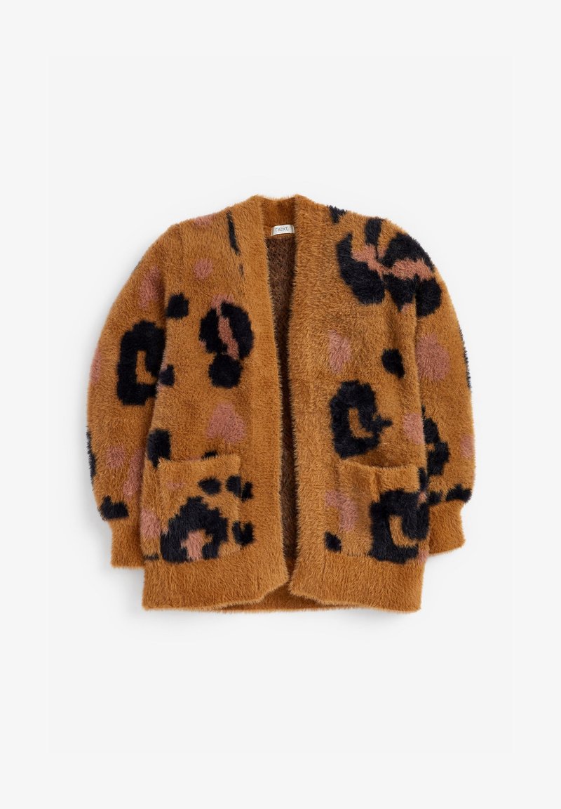 Cardigan marron duveteux à ouverture frontale avec imprimé léopard noir et rose et deux poches avant, étalé à plat sur un fond blanc.