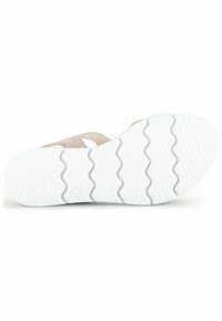 Lys beige ruskindsandal med udskæringsdesign og hvid struktureret gummisål med bølgemønster og logo.