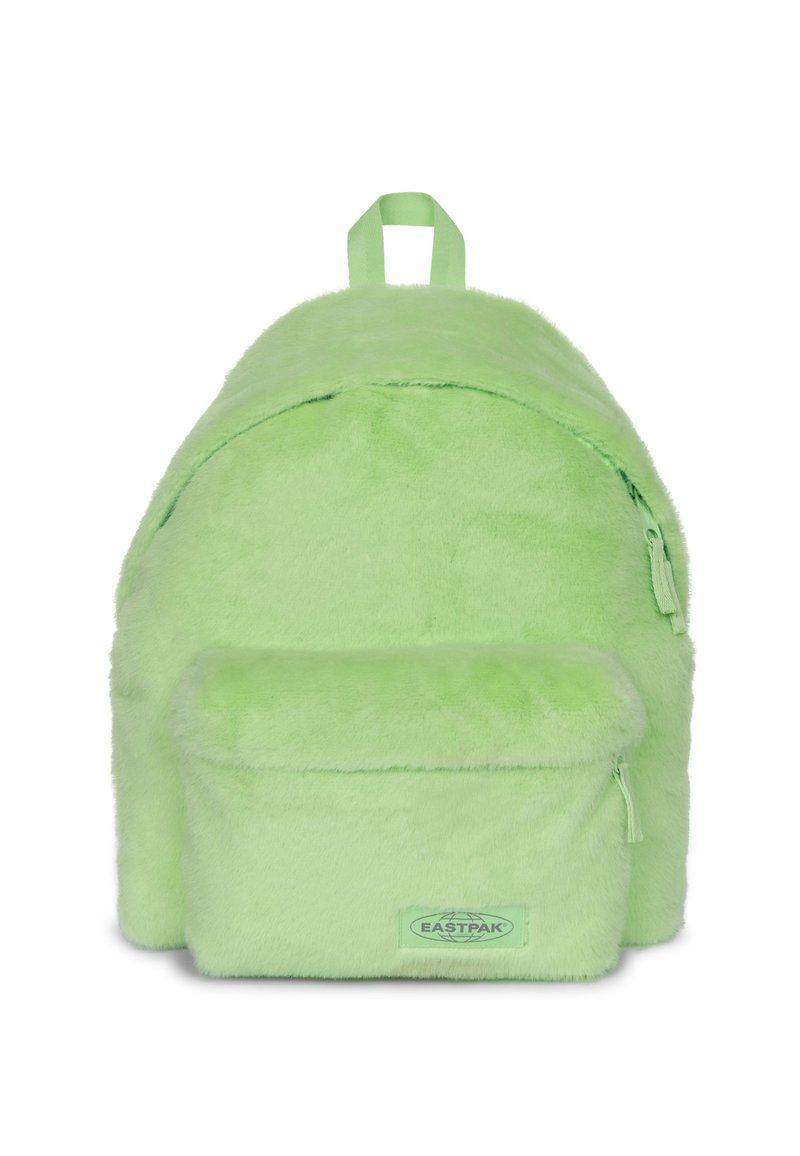 Grüner Kunstpelz-Rucksack mit runder Form, vorderer Reißverschlusstasche und gepolsterten Schulterriemen. Auf der Vorderseite befindet sich ein Logo-Patch.