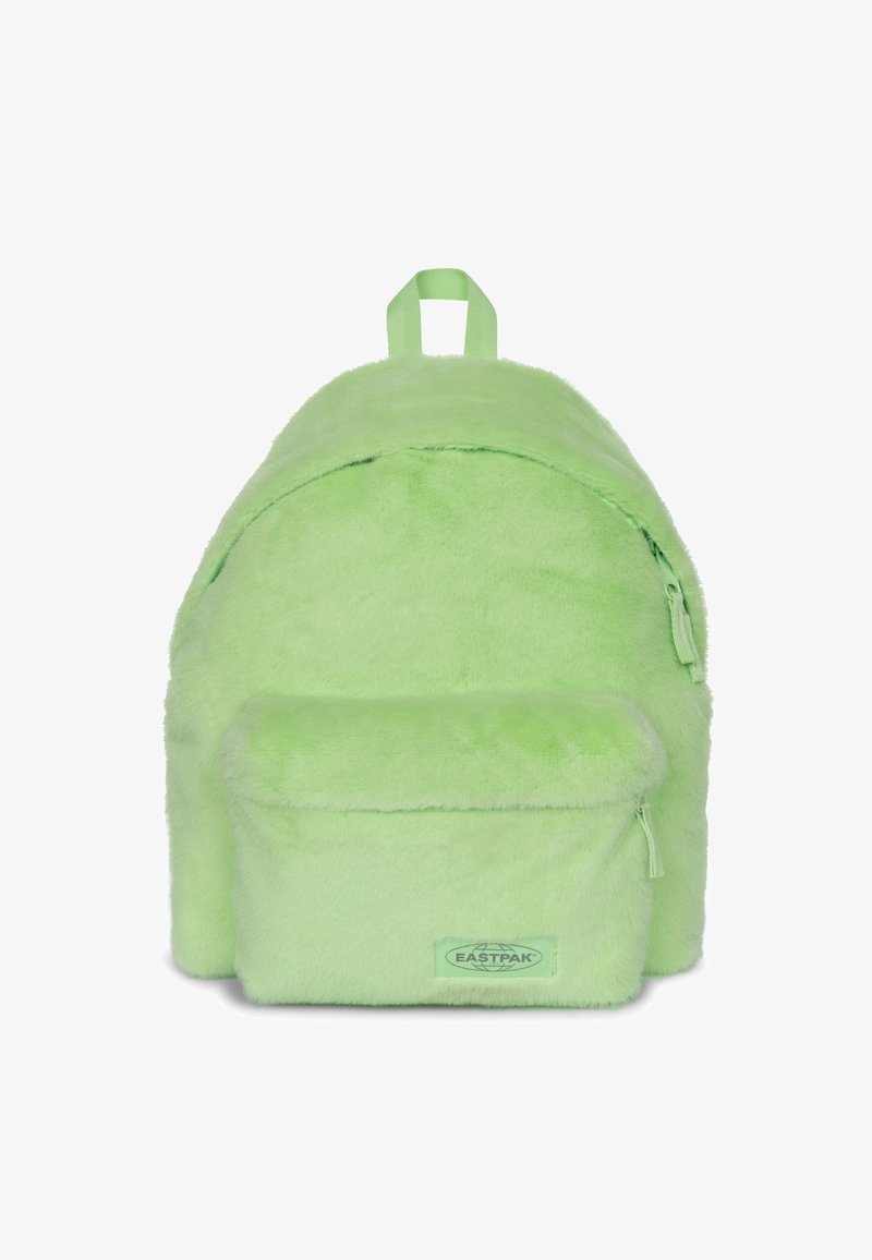 Mochila de piel sintética verde con forma redondeada, bolsillo frontal con cremallera y correas de hombro acolchadas. Presenta un parche con el logo en la parte frontal.
