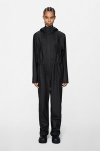 Must veekindel kombinesoon kapuutsiga, reguleeritava nöörist taljega, pikad varrukad ja esitaskud, valmistatud siledast, kergekaalus materjalist.