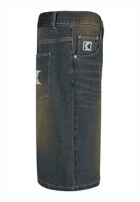 Denim skirt in dark blue with a straight cut. Features two back pockets, a logo patch on the waistband, and silver-toned hardware.