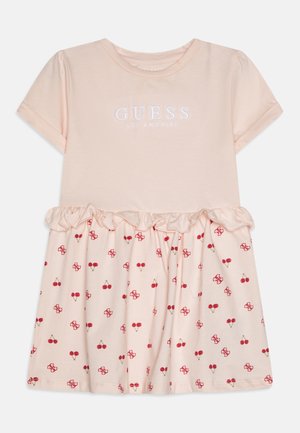 Robe t-shirt rose clair à manches courtes, avec un logo brodé et une jupe évasée ornée d'un imprimé cerises et d'un ourlet à volants.