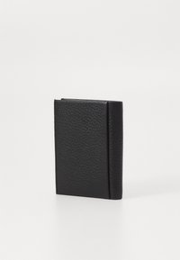 Portefeuille en cuir noir avec une surface texturée, de forme rectangulaire et un côté ouvert pour un accès facile au contenu. Design compact et minimaliste.