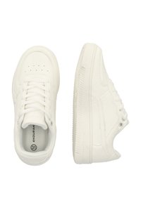 Vita atletiska sneakers i läder, med en slät yta, perforerad tå, snörning framtill och en tjock, ribbad gummi sula.