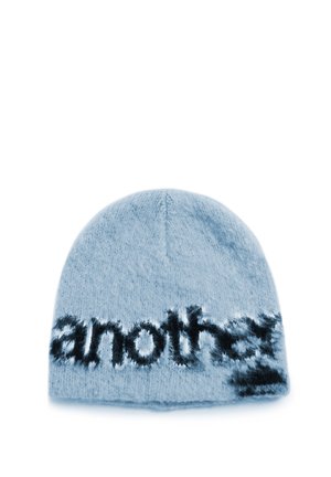 Bonnet tricoté bleu clair avec un texte flou en noir et blanc lisant "another" à l'avant.