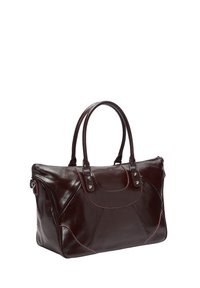 Ciemnobrązowa skórzana torebka o gładkiej teksturze, z kontrastującymi różowymi przeszyciami, podwójnymi uchwytami i zdefiniowanym kształcie. Posiada zamek błyskawiczny.