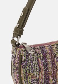 Tweed håndtaske med en olivengrøn rem, sølvfarvet beslag og et farverigt vævet mønster i nuancer af lilla, grøn og pink.