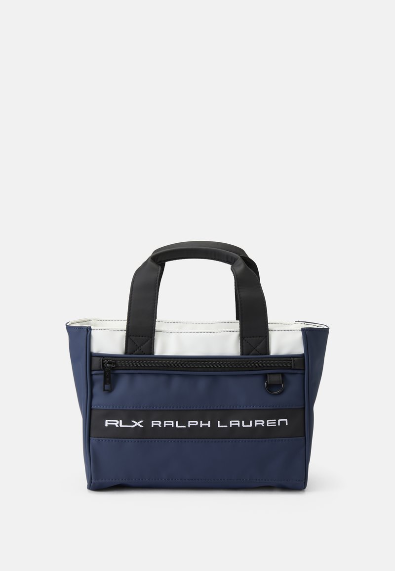 Bolso tote azul marino con asas negras, acentos blancos y un bolsillo delantero con cremallera. Presenta el logo "RLX RALPH LAUREN" en blanco. Material duradero.