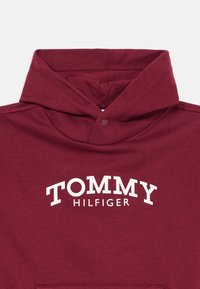 Μαραόν φούτερ με κουμπί στο λαιμό και λευκό λογότυπο "Tommy Hilfiger" εκτυπωμένο στο στήθος