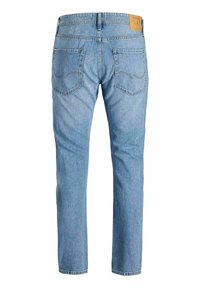 Jeans de denim azul claro con corte recto, que presentan dos bolsillos traseros y sutiles detalles de costura. Etiqueta de cuero en la cinturilla.