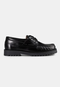 Scarpa in pelle nera con design mocassino, presenta una tomaia cucita, chiusura con lacci e una suola in gomma robusta per una migliore aderenza.