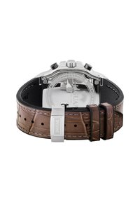 Stålur med brunt läderarmband som har ett krokodilsmönster, silverfärgad spänne och synlig varumärkeslogotyp på baksidan.