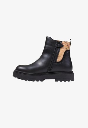 Stivaletti neri con tomaia in pelle liscia, dotati di cerniera laterale e un pannello decorativo con un motivo mappa sul retro, suola in gomma spessa.