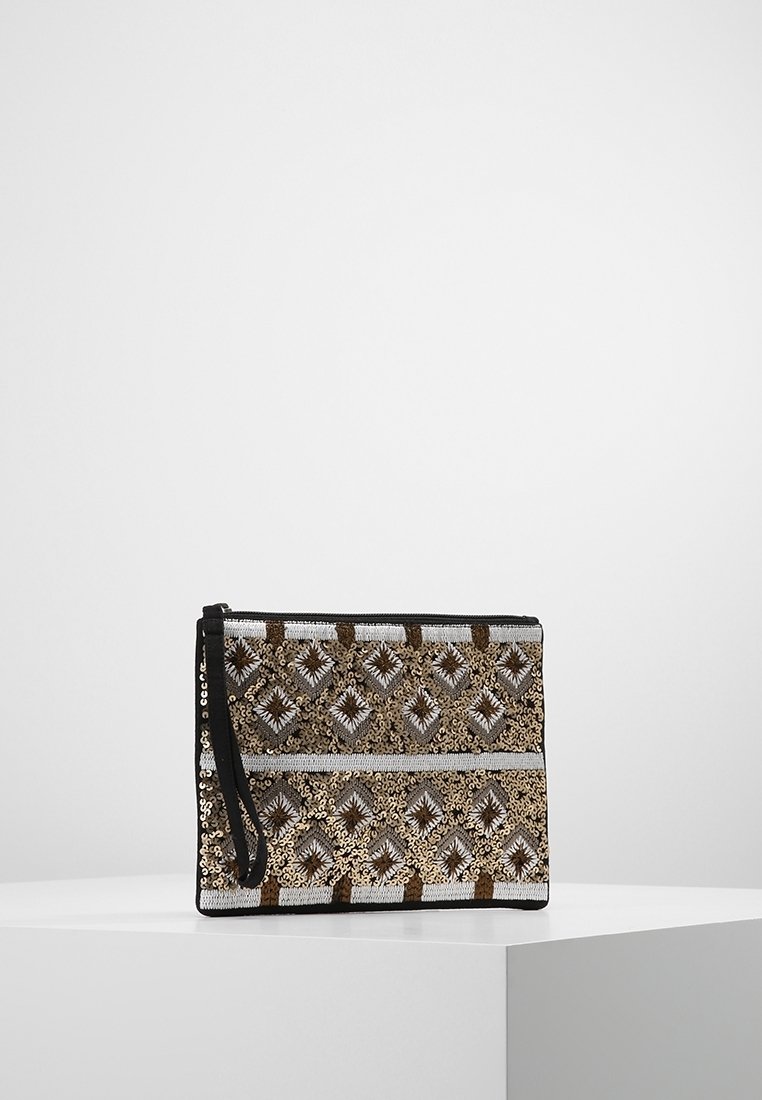 Pochette rectangulaire avec bracelet noir, couverte de sequins dorés et argentés formant des motifs losanges sur un fond uni.