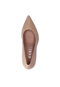 Décolleté beige a punta realizzato in materiale liscio con un design elegante. All'interno presenta il logo argentato "GUESS" su uno sfondo neutro.