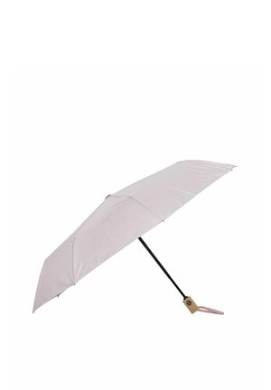 Kompaktowy, jasnoróżowy parasol składany z czarnym trzonkiem i drewnianą rączką, z przymocowanym paskiem na nadgarstek.