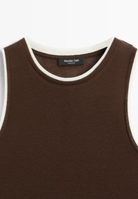 Een bruin mouwloos topje met een geribde textuur, voorzien van een witte rand rond de halslijn en armsgaten. Etiket leest "Massimo Dutti."